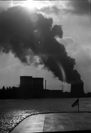 Biblis: Dampfwolke des Atomkraftwerks, Gegenlicht von Norden