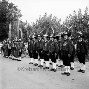 Schützenfest, 10-jähriges Jubiläum: Veranstalter Schützenverein Reinfeld und Umgebung von 1954 e.V.: zugleich Pokalschießen des Kreisschützenverbands Stormarn: Umzug: Tiroler Schützen der Schützenkompanie Wilten (bei Innsbruck) in Aufstellung: hinten Fahnen, 6. September 1964