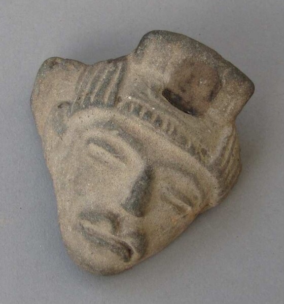 Tête d'une figurine en argile (fragment)