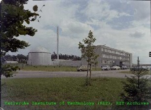 Außenansicht der Schnellen Nullenergie Anordnung Karlsruhe (SNEAK) (links) und des Instituts für Angewandte Reaktorphysik (IAR) (rechts), von Norden