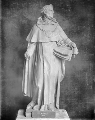 Stehender Mönch