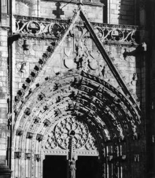 Quimper. Saint-Corentin (Baubeginn 1240, Vollendung 1846/1855). Portalabschluß