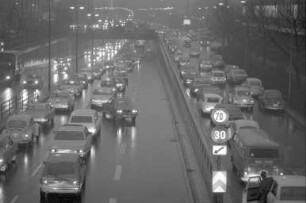 Autoverkehr in der Kriegsstraße