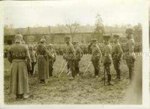 Wilhelm II. besucht das Leib-Garde-Husaren-Regiment an der Westfront