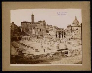 Forum Romanum, Rom: Richtung Kapitol, Basilica Giulia, rechts Triumphbogen des Septimus Severus und Kirche Santi Luca e Martina
