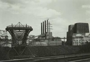 Heizkraftwerk Mitte, Dresden : Heizkraftwerk Mitte, Kesselhaus mit Schornstein und Kühltürmen. Im Vordergrund Kohlelager mit Kranverladebrücken. Dresden, Schweriner Straße, Könneritzstraße, Wettiner Platz