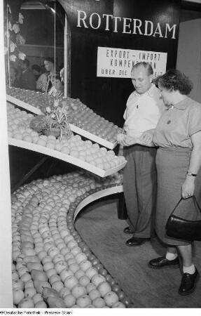 Personen vor ausgestelltem Obst auf der Leipziger Herbstmesse 1954