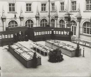 Ausstellung der Sächsischen Landesbibliothek anläßlich des 200. Geburtstages von Gotthold Ephraim Lessing im Lichthof