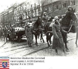 Darmstadt, 1937 November 19 / Trauerlafette mit Särgen der bei Ostende abgestürzten großherzoglichen Familie auf dem Weg zur Ruhestädte Rosenhöhe / Gruppenaufnahme