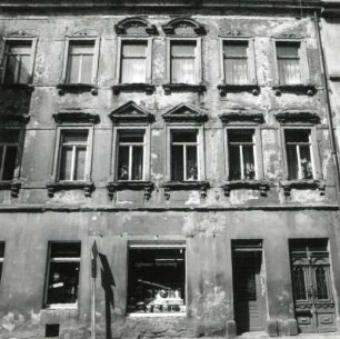 Oederan, Große Kirchgasse 8. Wohnhaus mit Ladeneinbau (1851/1900). Teilansicht der Fassade