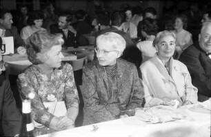 9. Tagung 1959 Physiker; Studentenabend Stadthalle Lindau: Frau Marquette?, Frau Born, H. Kiderlen