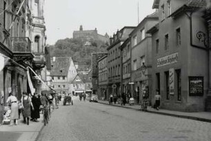 Kulmbach, Holzmarkt : Kulmbach. Blick über den Holzmarkt gegen die Plassenburg
