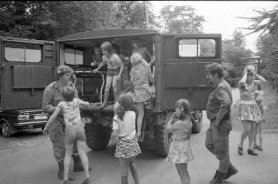 Besuch von Polizei, Feuerwehr und Bundeswehr bei der Stadtranderholung für Kinder in der Gustav-Jacob-Hütte