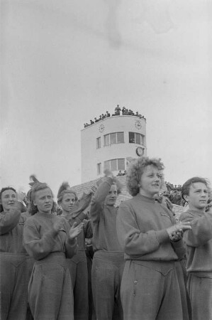 Sportlerparade im Walter-Ulbricht-Stadion : Blick auf applaudierende Sportler