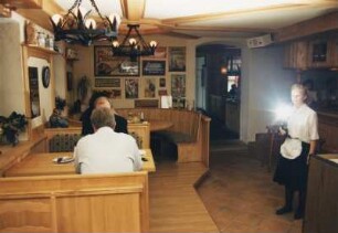 Dresden. Rustikale Gaststätte (Karstadt?). Innenansicht, aufgenommen 1995