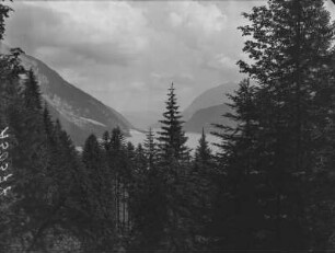 Talblick : Blick von einem Bergwald in das Eben-Tal mit dem Achensee