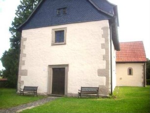 Langhaus (Romanische Gründung-Gotisch und später überarbeitet und verändert) Giebelseite West über Kirchhof