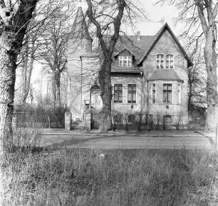 Hoppegarten-Dahlwitz-Hoppegarten, Lindenallee 46. Wohnhaus (1903; E. Wurl). Straßenfront mit Einfriedung