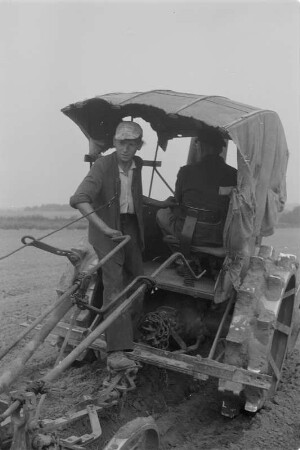 Landwirtschaftsschule in Crostwitz. Feldarbeit. : Ratarska šula w Chrósćicach. Pólne dźěła.