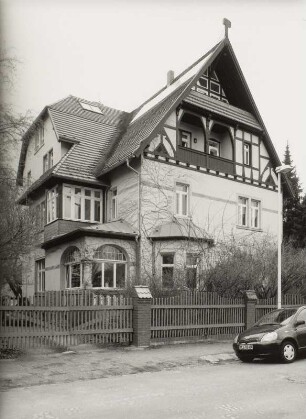 Radebeul, Straße des Friedens 57. Wohnhaus (1904-1905; Umbau 1932-1933, M. Czopka)