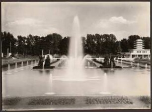 Fotoalbum: Deutsche Gartenbau- und Schlesische Gewerbe-Ausstellung (GUGALI), Liegnitz: Springbrunnen- und Wasseranlage mit Fontäne vor Weinrestaurant