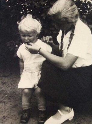 Der Sohn des Hamburger Mathematikers Prof. Dr. Wilhelm Blaschke mit Kindermädchen im Garten der Familie Artin