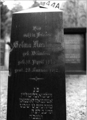 Grabstein 44 (Index: 100092781) Material: Granit, poliert Zustand: gut Maße HxBxT: 158x61x30 cm Beschreibung: Obelisk, getreppter Sockel, Fries auf zweitem Absatz des Sockels: Grabstein 44A