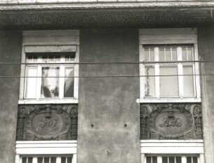 Dresden-Trachau, Reichenberger Straße 14. Wohnhaus (1907). Fenster (1. OG) mit Brüstungsfeldern
