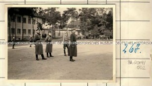 Angehörige der Ordnungspolizei auf einem Kasernenhof
