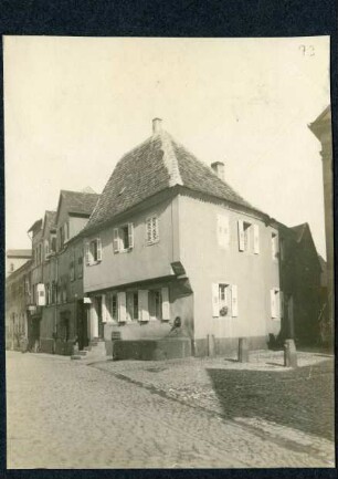 Zurückgesetztes Erdgeschoß, Laufbrunnen