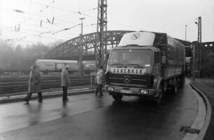 Freiburg: Güterbahnhof; Die rollende Landstraße; Lastwagen fahren auf