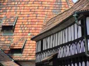Eisenach - Innenhof der Wartburg : Fachwerkgebäude und Ziegeldach, aufgenommen im Innenhof der Wartburg bei Eisenach, am 30. April 2012