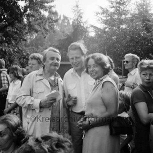 Rade: Museum Rade im Naturpark Oberalster: Sommerfest: Rolf Italiaander im Gespräch mit Landesminister für Justiz Karl Eduard Claussen und der Ahrensburger Bürgervorsteherin Maria Heitmann: dahinter Gäste: im Hintergrund Bäume