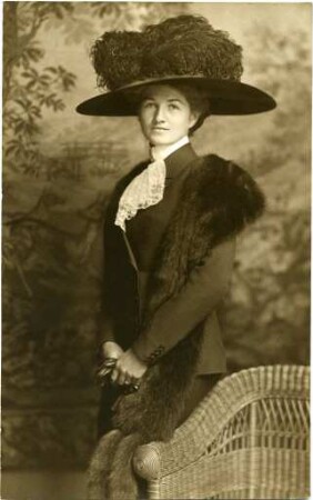 Frau mit Federnhut