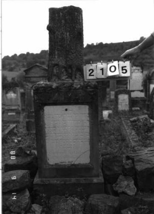 Grabstein 2105 (Index: 100097036) Maße HxBxT: 154x47x38 cm Symbolik: Baumstamm: Grabstein 2105