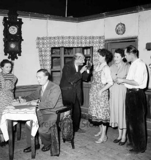 Niederdeutsche Bühne Ahrensburg "Stormarner Speeldeel": Aufführung "Dat Hörrohr": Szenenbild mit Selma Herrmann, Hans Prahl, Karl Venneberg, Hannchen Möller, Ursula Kureinski, Karl-Heinz Goldenbaum