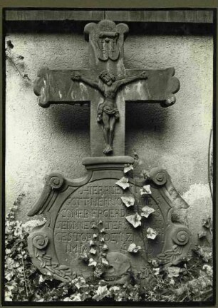 Erkenbertmuseum. Grabkreuz d. Johannes Coneberger, 1749