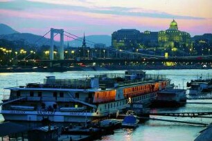 Budapest - Burgberg am Abend : Blick über die Donau zum Burgberg. Aufgenommen in Budapest 2001