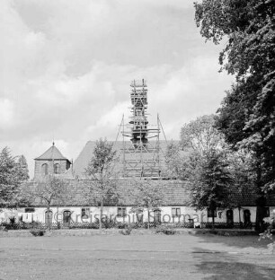 Schlosskirche: Renovierung: Außenaufnahme: Blick von Süden auf Gottesbuden, dahinter Kirche mit eingerüstetem Dachreiter