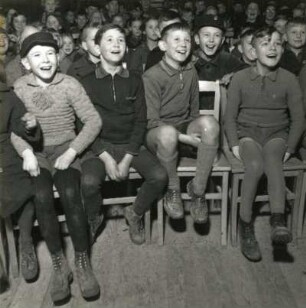 Schuljungen als Publikum des Puppenspielers Carl Schröder