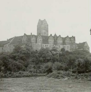 Plötzkau, Schloss, Ansicht vom Fuß der Wallanlage
