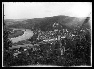 Blick über Bahnhofgelände, Luisenstraße, Mainspitze, Innenstadt und Burg