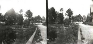 Seifhennersdorf-Läuterau. Stadtteilansicht mit Wohnhäusern Nummer 1 und 6. Blick über die Mandau mit Trittsteinen im Fluss
