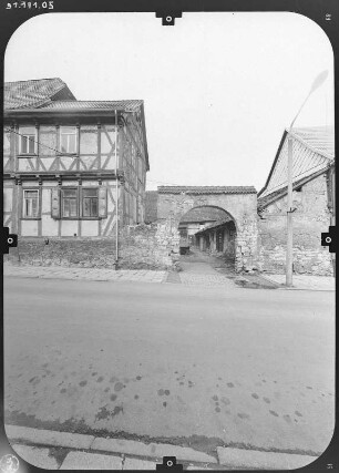 Bleicherode, Hauptstraße 131. Ehem. Kanzlei (um 1721). Straßenfront (Teilansicht) mit Toranlage