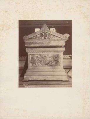 "Sarcophage dit 'd'Alexandre'" (Stirnseite).