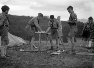 Murnau: Hochlandlager, Abendbrot, der Tisch wird gezimmert