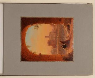 Blick durch einen Bogen des Kolosseums zum Forum Romanum mit dem Konstantinsbogen und dem Tempel der Venus und der Roma [Aus dem Album der Alwine Frommann]
