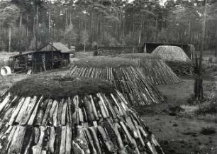 Holzkohlenherstellung in Rietschen : Handwerkstechniken - Kohlen- und Pechbrennerei. Ort: Rěčicy / Rietschen. Köhlerei