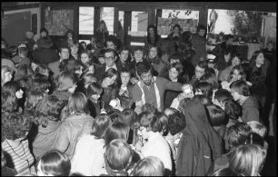 Freiburg: Albert-Schweitzer Schule, Pausenmilch für Schulkinder, Weltmeister Adolf Seger verteilt Pausenmilch