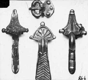 Fibeln und Schnallen aus Gräbern